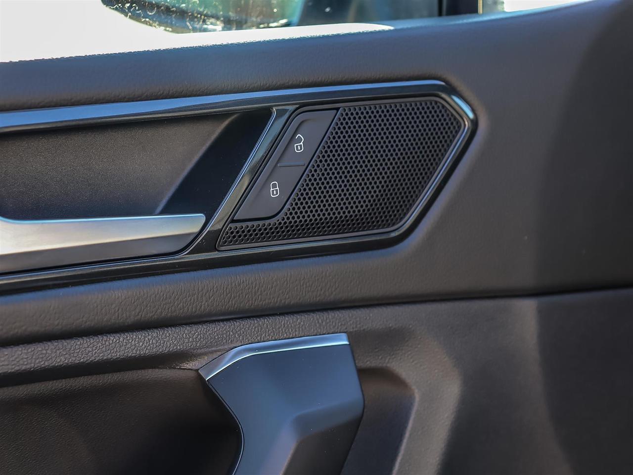 2023 Volkswagen Tiguan Comfortline R-Line Black SE R-Line Black 4MOTION Photo