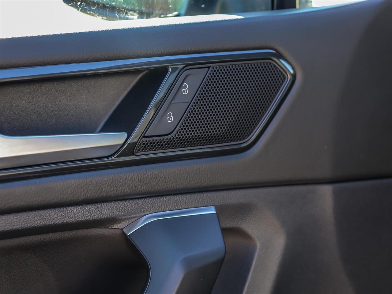 2023 Volkswagen Tiguan Comfortline R-Line Black SE R-Line Black 4MOTION Photo