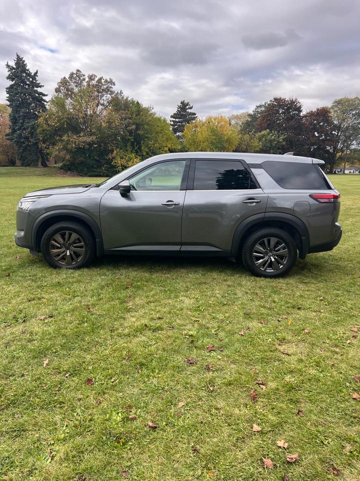 2022 Nissan Pathfinder S 4WD *One Owner / 8-Seater - Photo #3
