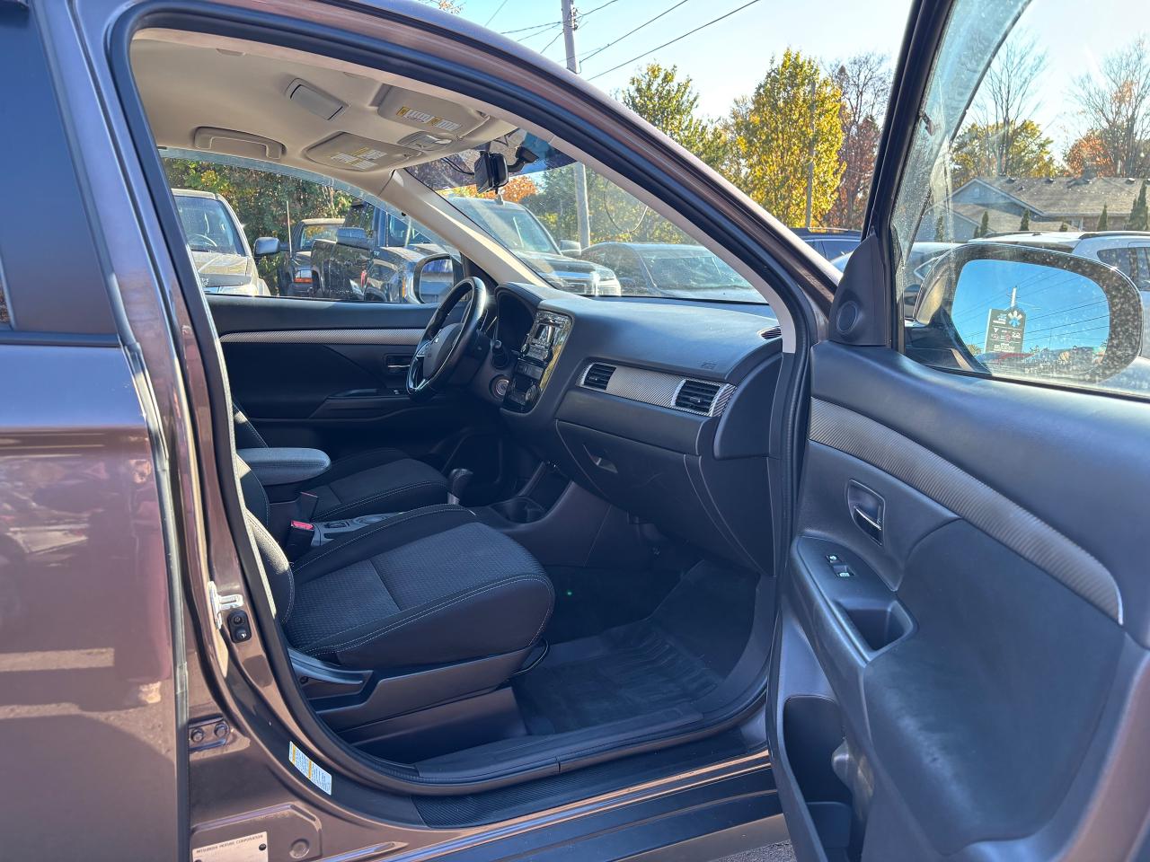 2016 Mitsubishi Outlander ES - Photo #12