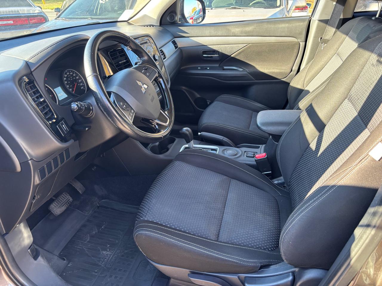 2016 Mitsubishi Outlander ES - Photo #8