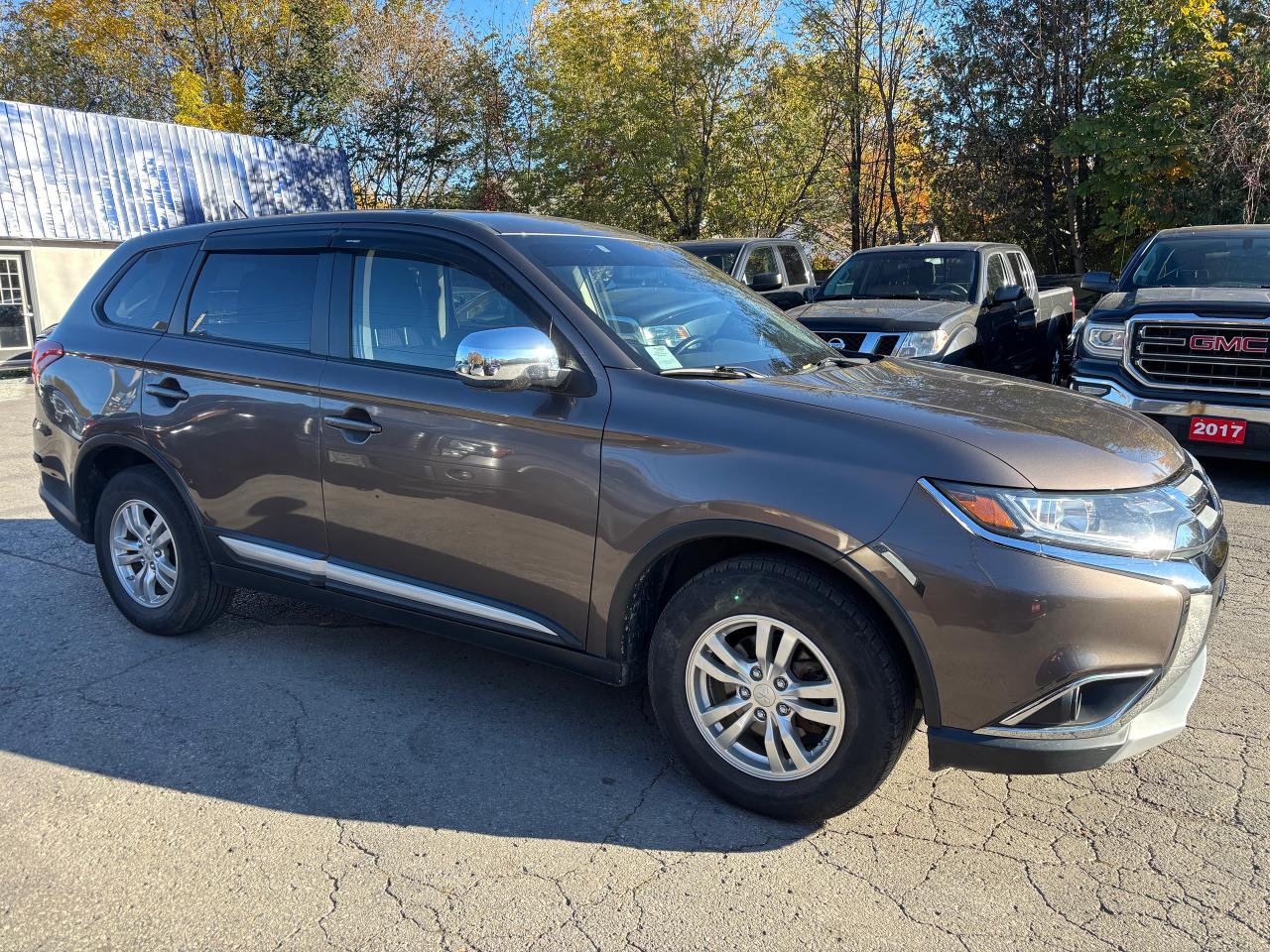 2016 Mitsubishi Outlander ES - Photo #2