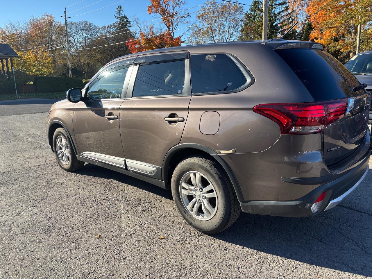 2016 Mitsubishi Outlander ES - Photo #5
