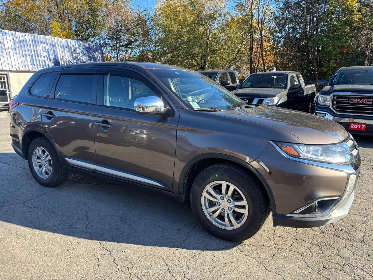 2016 Mitsubishi Outlander ES - Photo #2