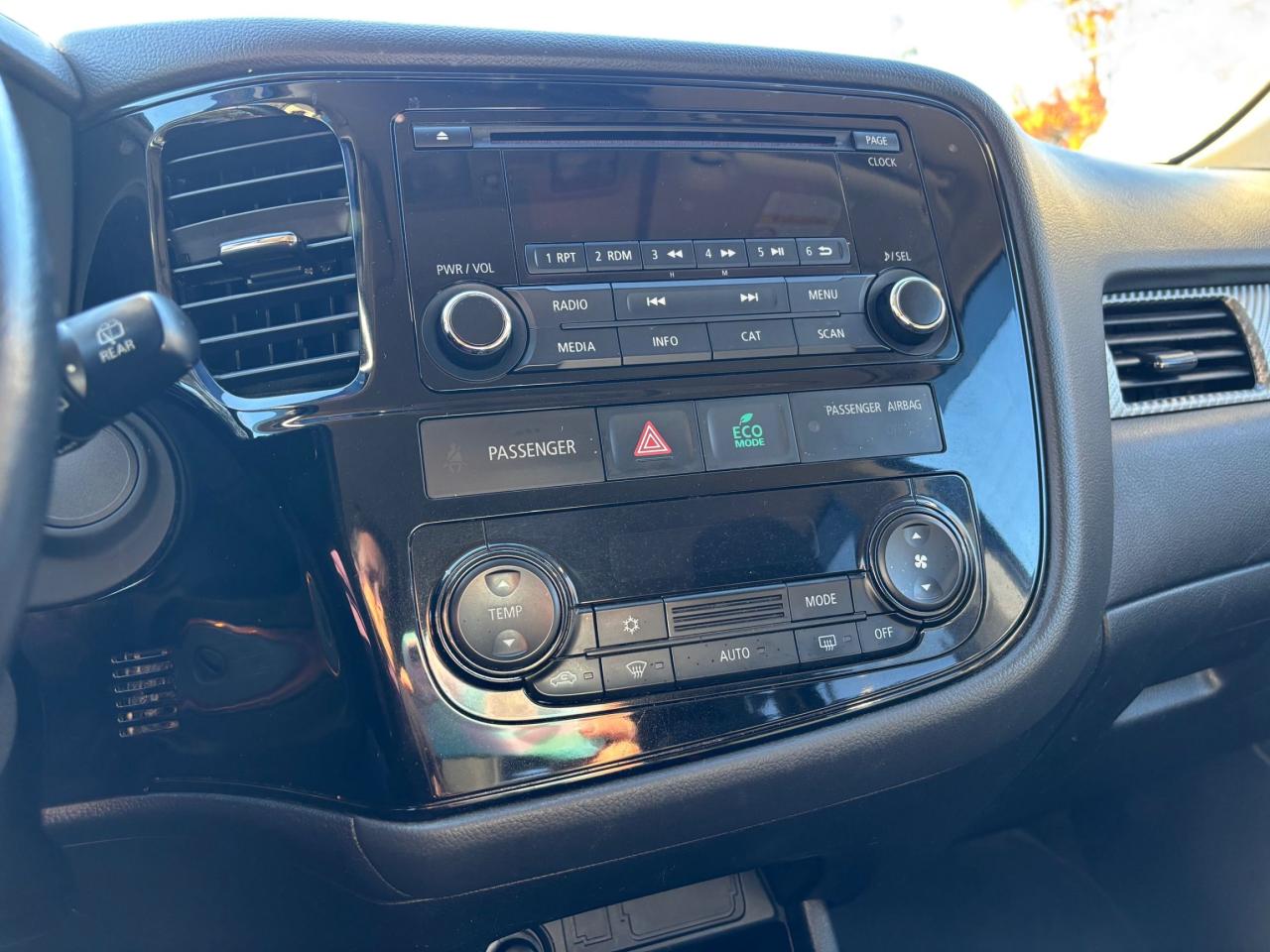 2016 Mitsubishi Outlander ES - Photo #10