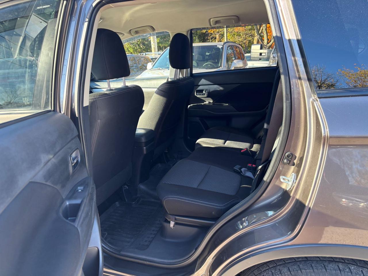 2016 Mitsubishi Outlander ES - Photo #13