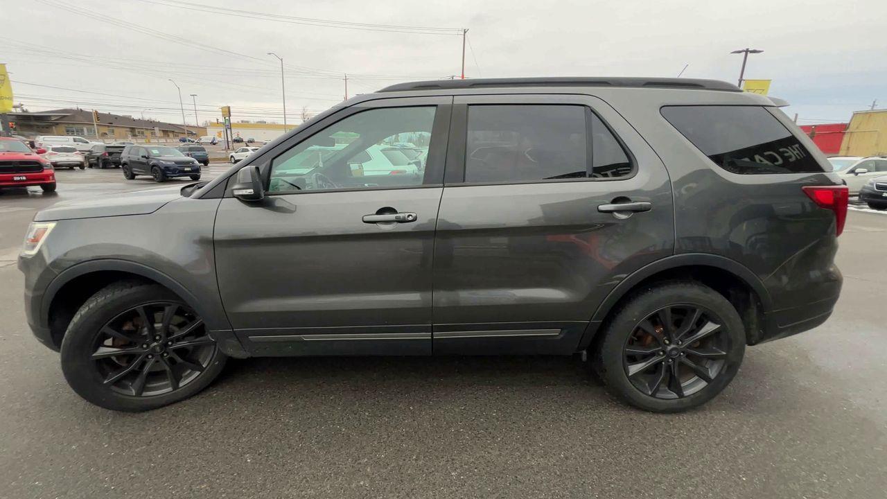 2018 Ford Explorer XLT 4X4, 7 PASSENGER, MOONROOF, BACK UP CAMERA, HEATED FRONT SEATS!! Photo4