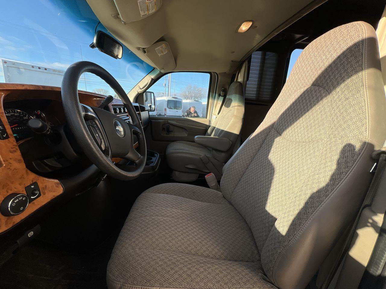 2009 Chevrolet Express A/C, MOTORHOME, CRUISE CONTROL, BACK UP CAMERA!! Photo