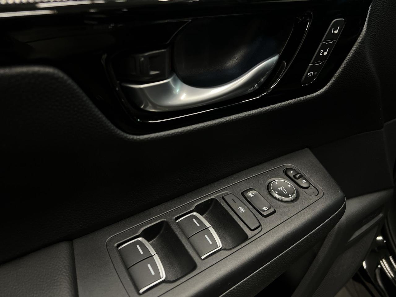2024 Honda CR-V Hybrid TOURING AWD | HTD LEATHER | SUNROOF | CARPLAY Photo