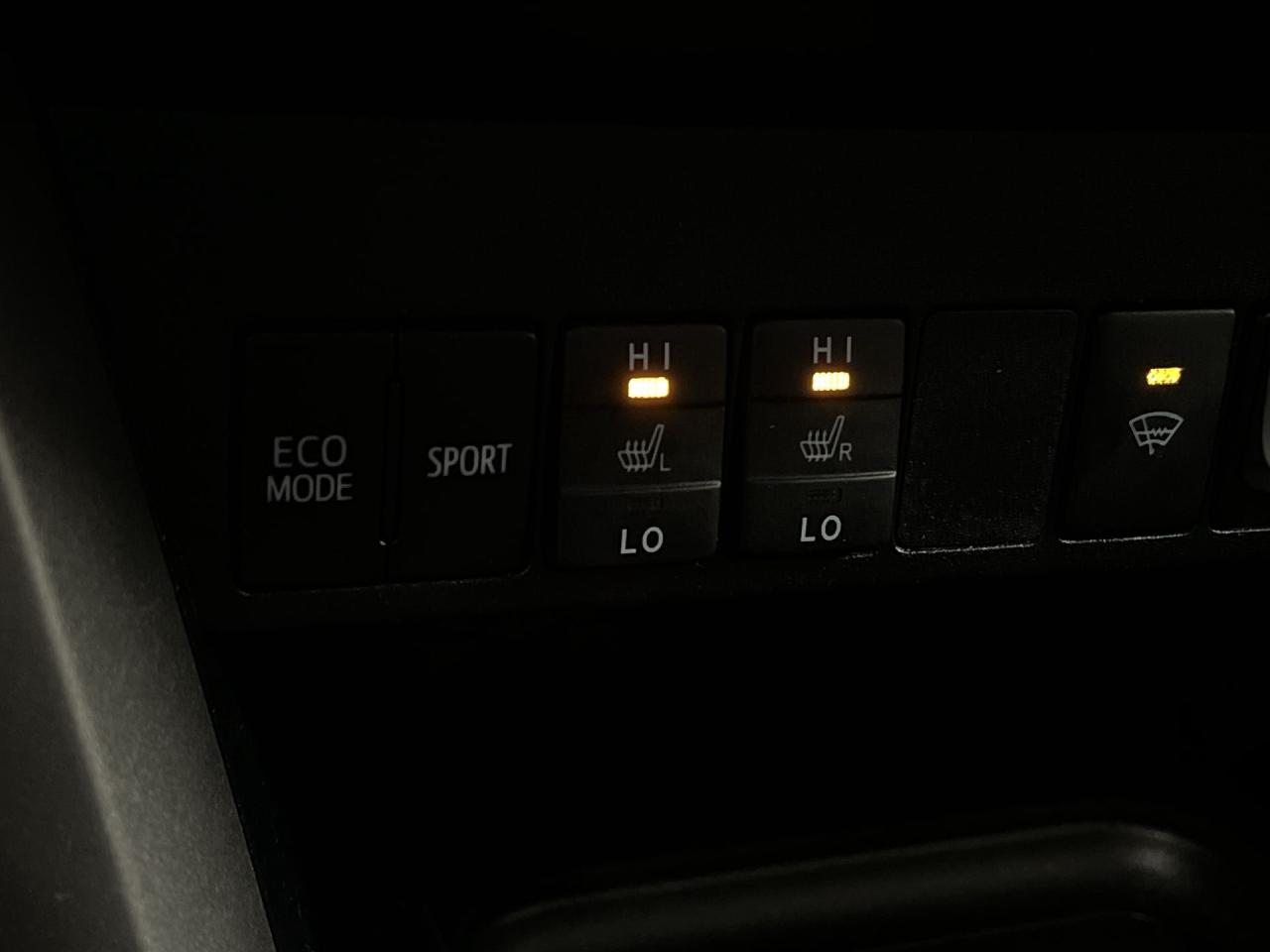 2017 Toyota RAV4 XLE AWD | ONLY 29,000KMS!! | SUNROOF | HTD SEATS Photo3