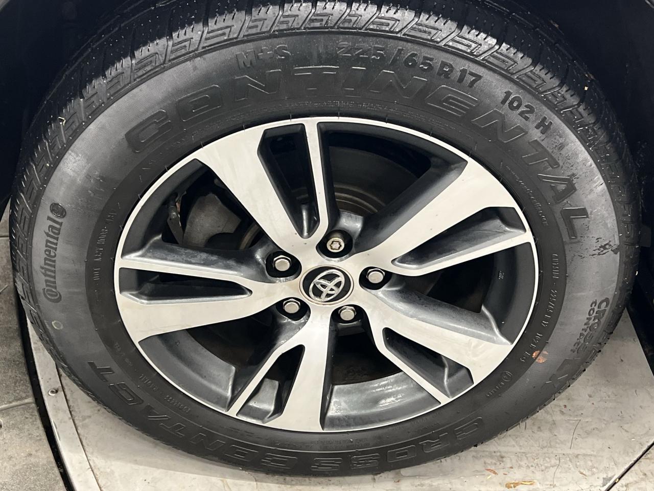 2017 Toyota RAV4 XLE AWD | ONLY 29,000KMS!! | SUNROOF | HTD SEATS Photo