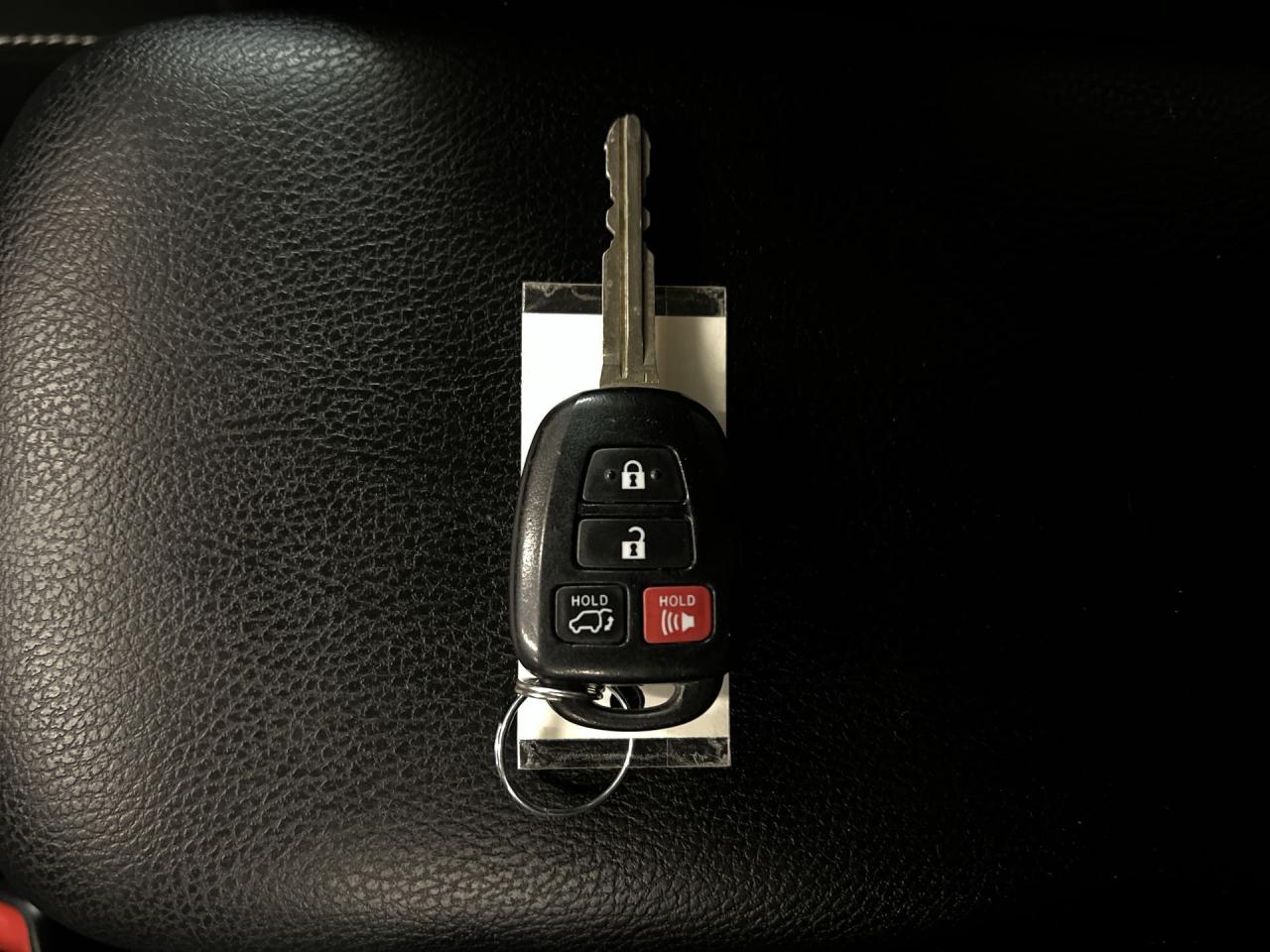 2017 Toyota RAV4 XLE AWD | ONLY 29,000KMS!! | SUNROOF | HTD SEATS Photo