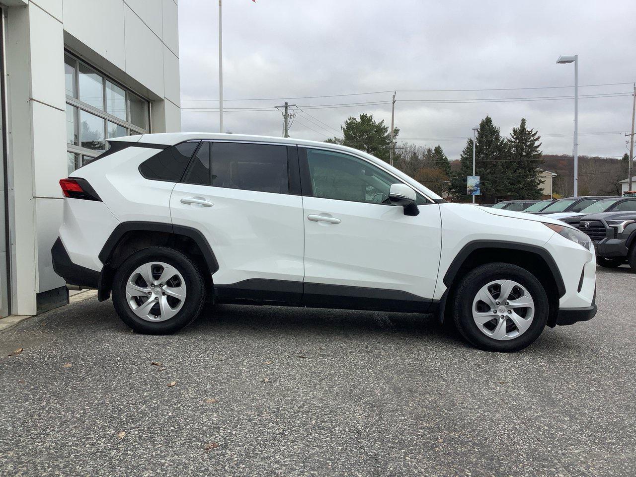 2022 Toyota RAV4 LE Photo3