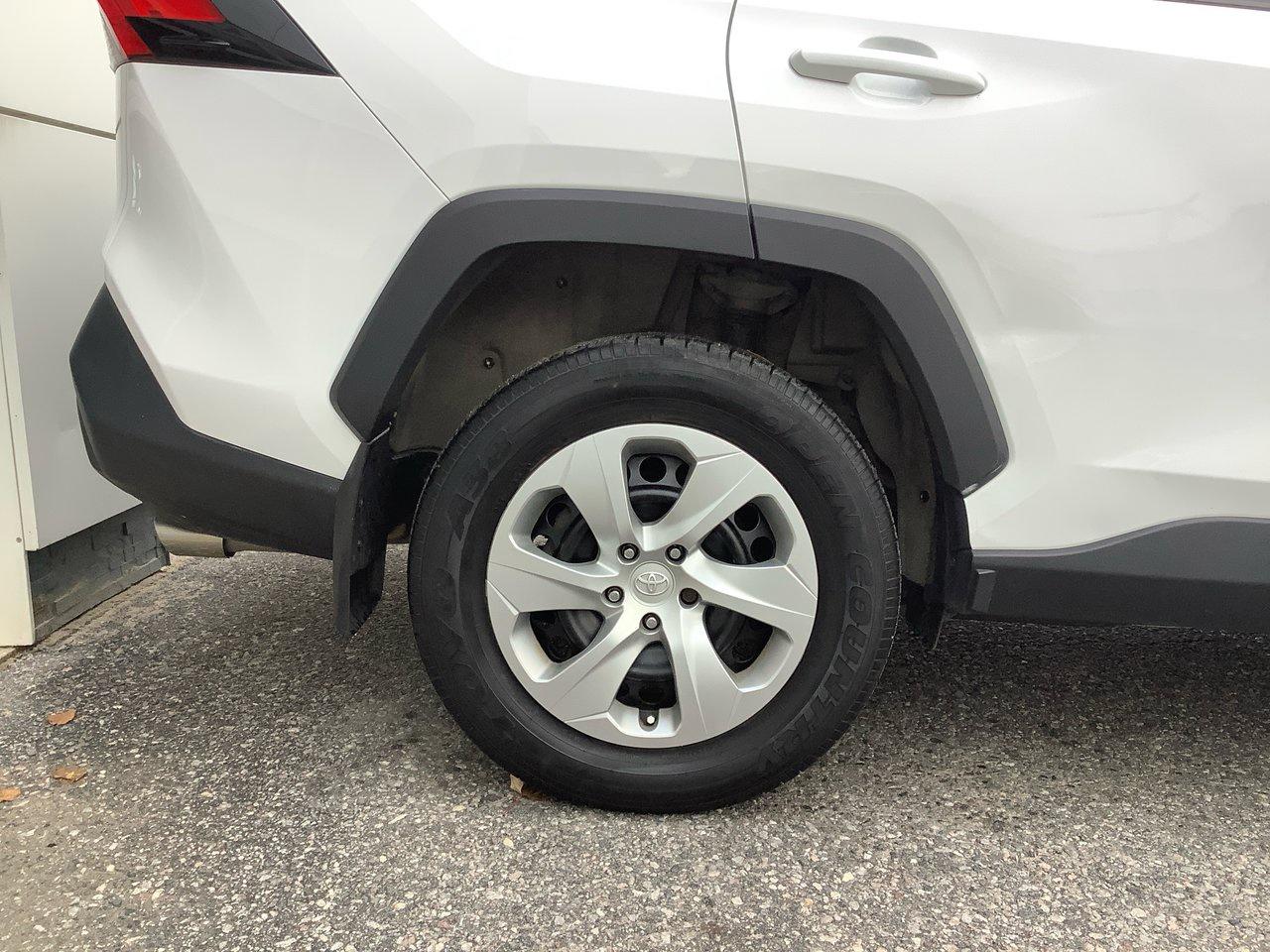 2022 Toyota RAV4 LE Photo4