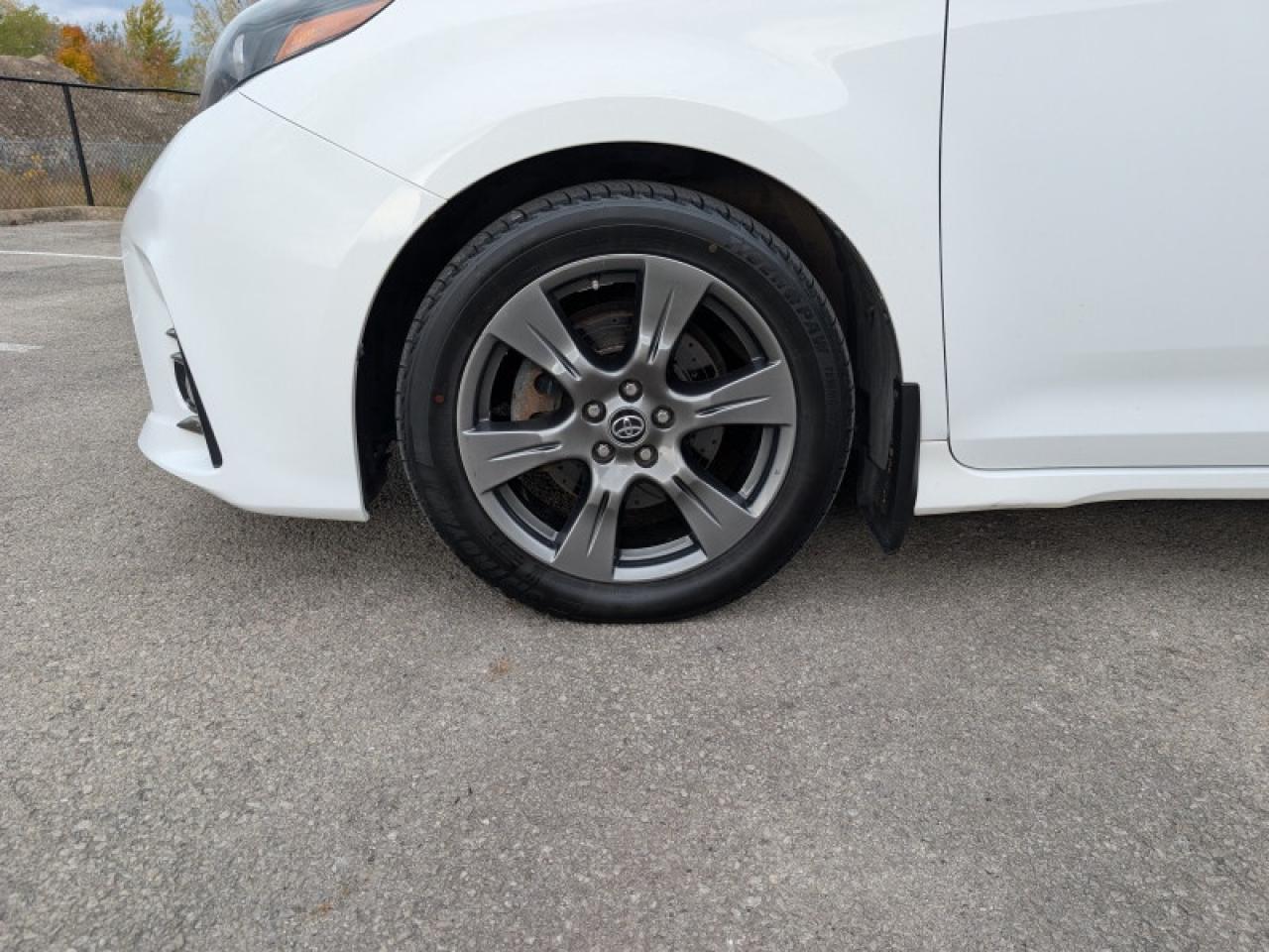 2020 Toyota Sienna SE 8-Passenger  **PWR SLIDERS - 7 PASS** Photo