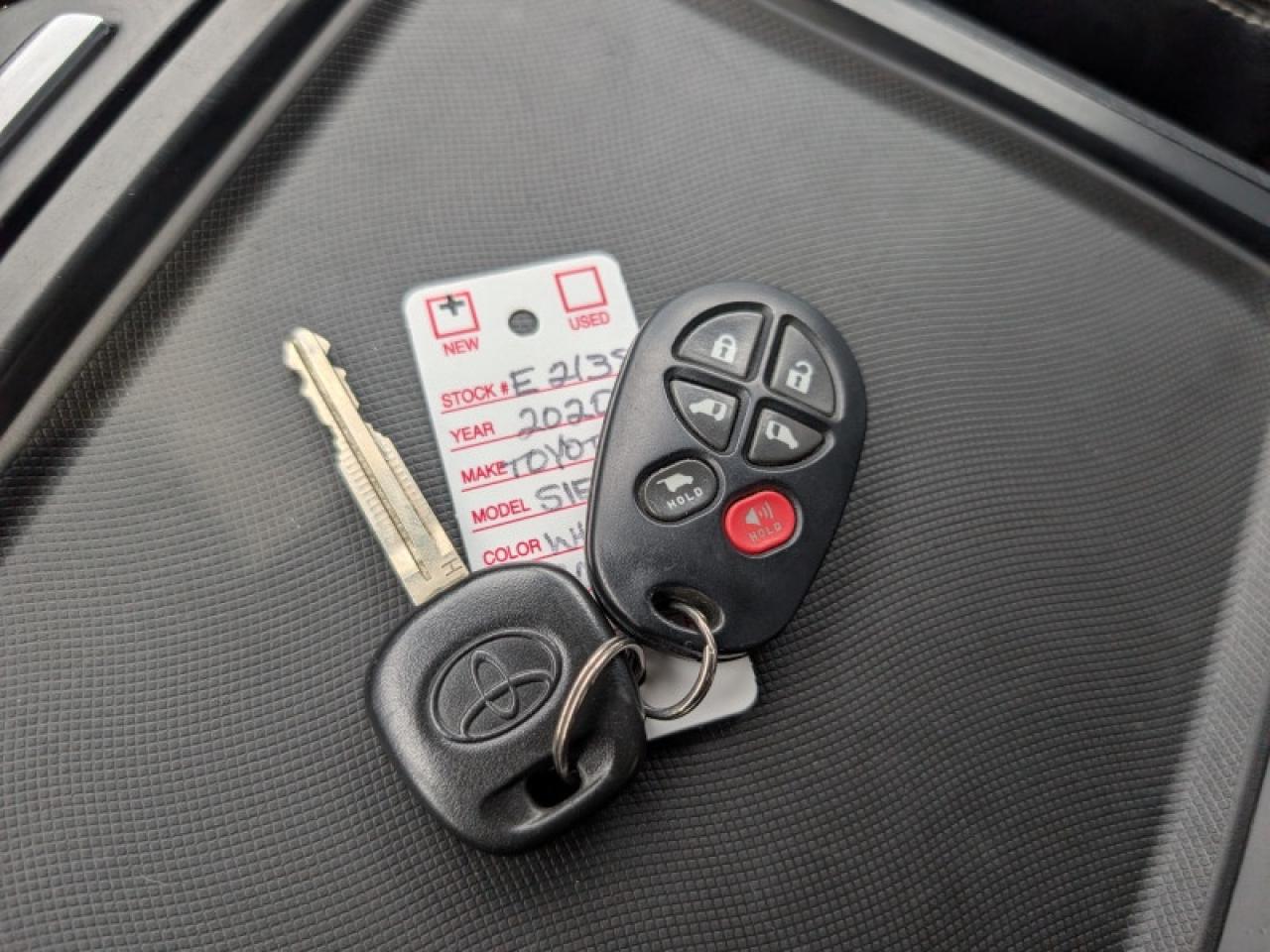 2020 Toyota Sienna SE 8-Passenger  **PWR SLIDERS - 7 PASS** Photo