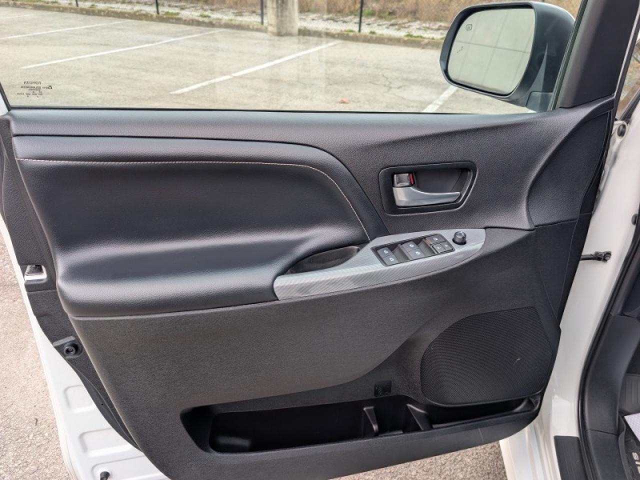 2020 Toyota Sienna SE 8-Passenger  **PWR SLIDERS - 7 PASS** Photo