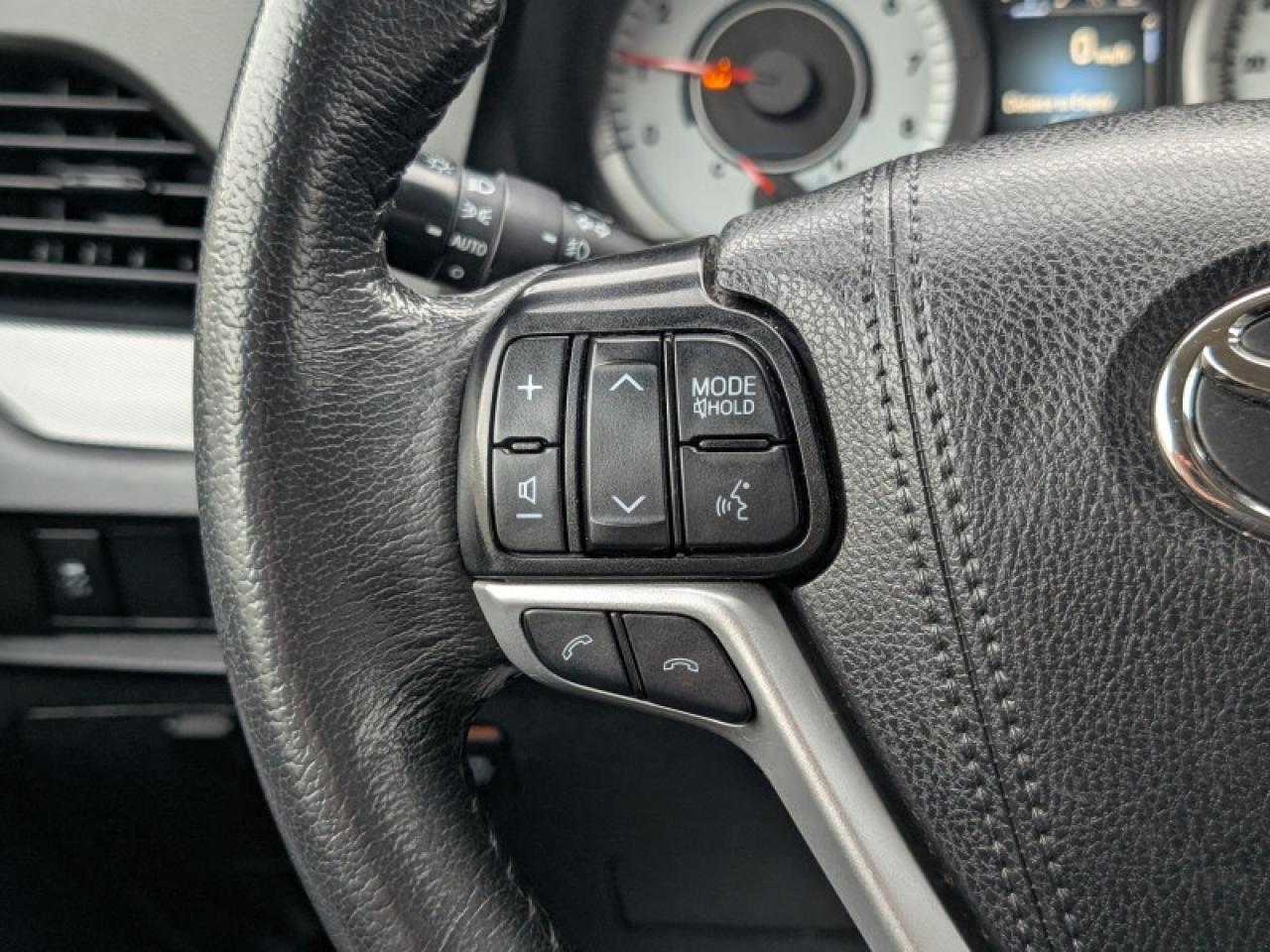 2020 Toyota Sienna SE 8-Passenger  **PWR SLIDERS - 7 PASS** Photo