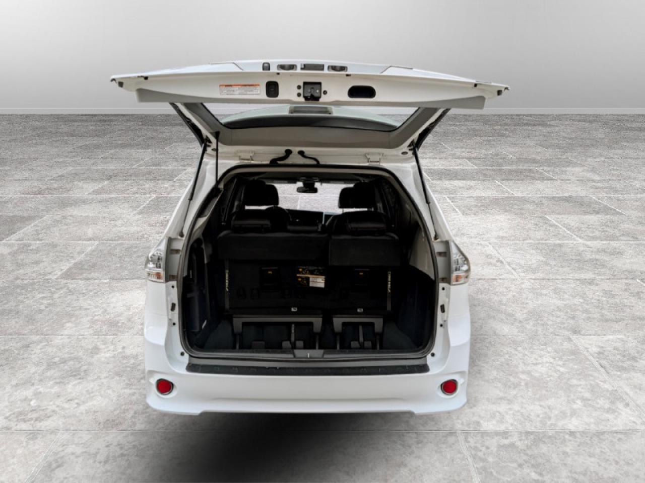 2020 Toyota Sienna SE 8-Passenger  **PWR SLIDERS - 7 PASS** Photo