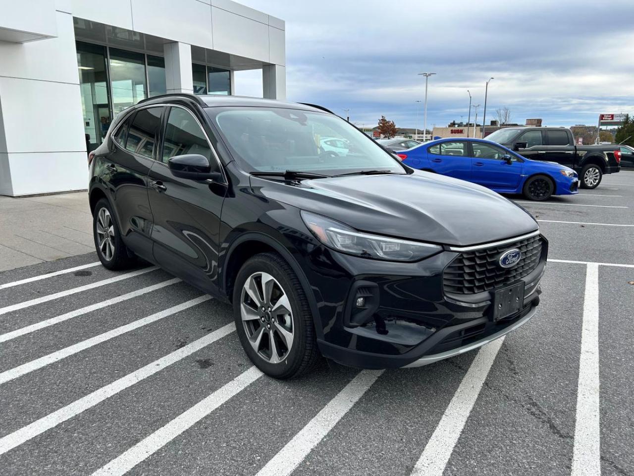 2025 Ford Escape Platinum Photo2