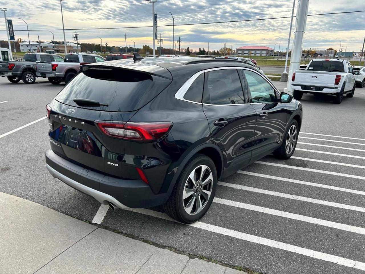 2025 Ford Escape Platinum Photo4