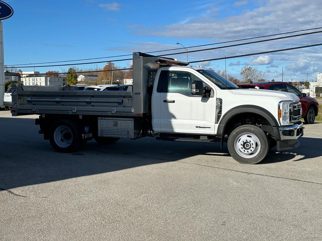 2025 Ford F-550 Super Duty DRW XL 4WD REG CAB 169" WB 84" CA Photo4