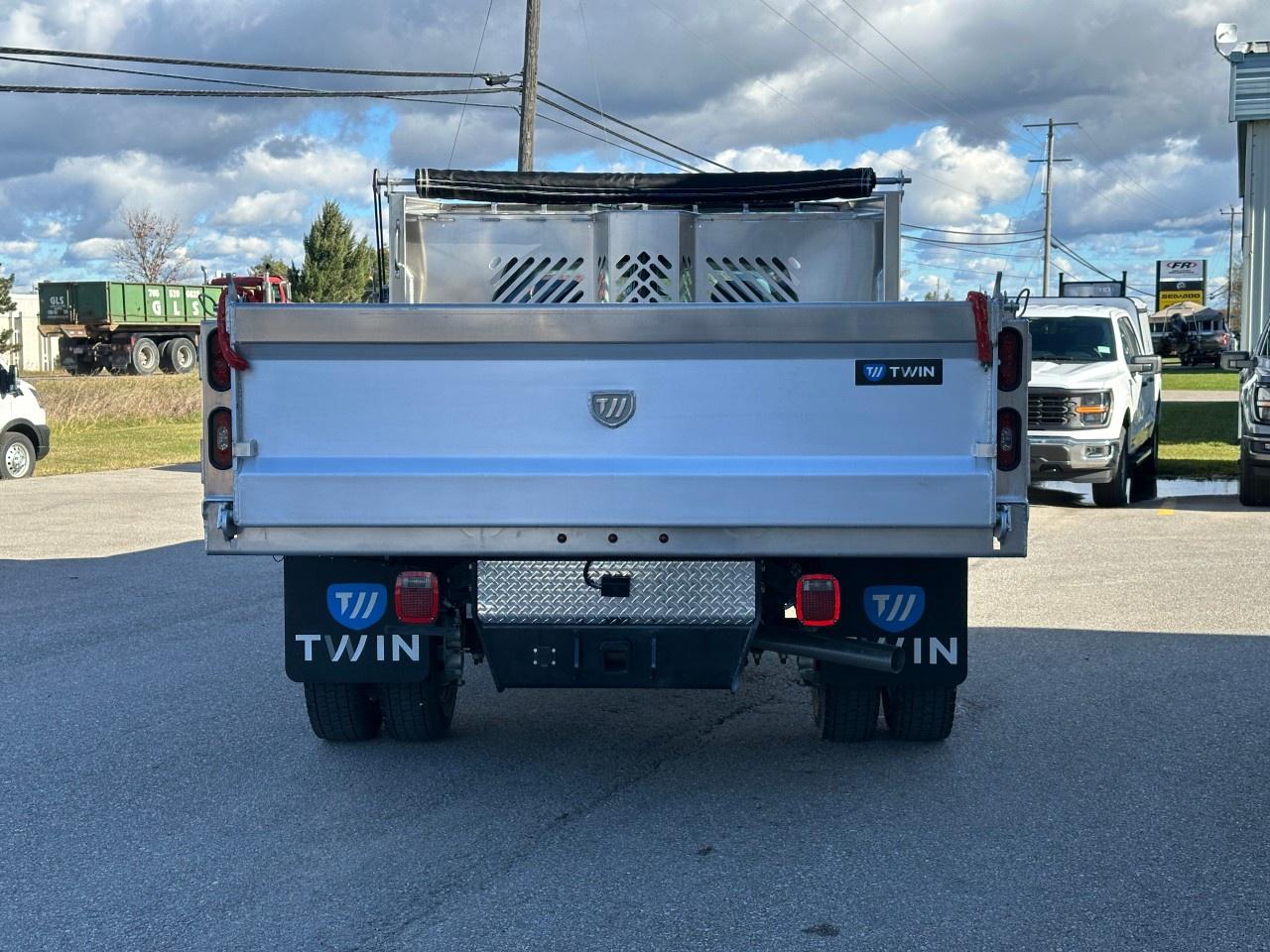 2025 Ford F-550 Super Duty DRW XL 4WD REG CAB 169" WB 84" CA Photo