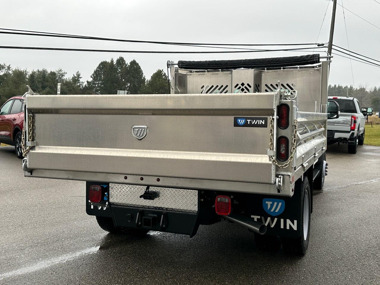 2025 Ford F-550 Super Duty DRW XL 4WD REG CAB 169" WB 84" CA Photo