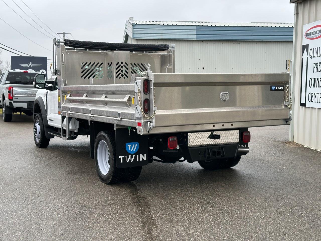 2025 Ford F-550 Super Duty DRW XL 4WD REG CAB 169" WB 84" CA Photo