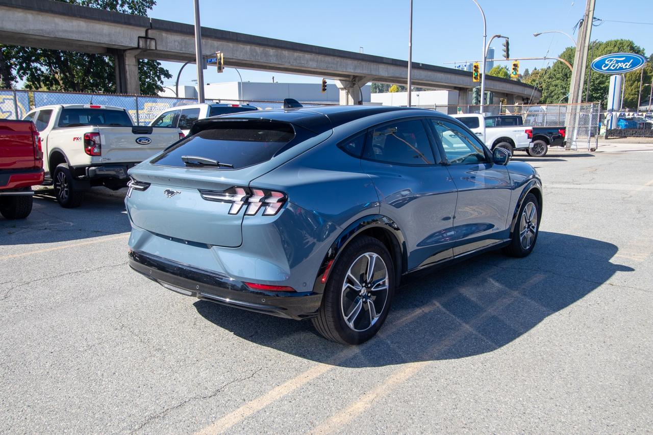 2023 Ford Mustang Mach-E Premium Photo4