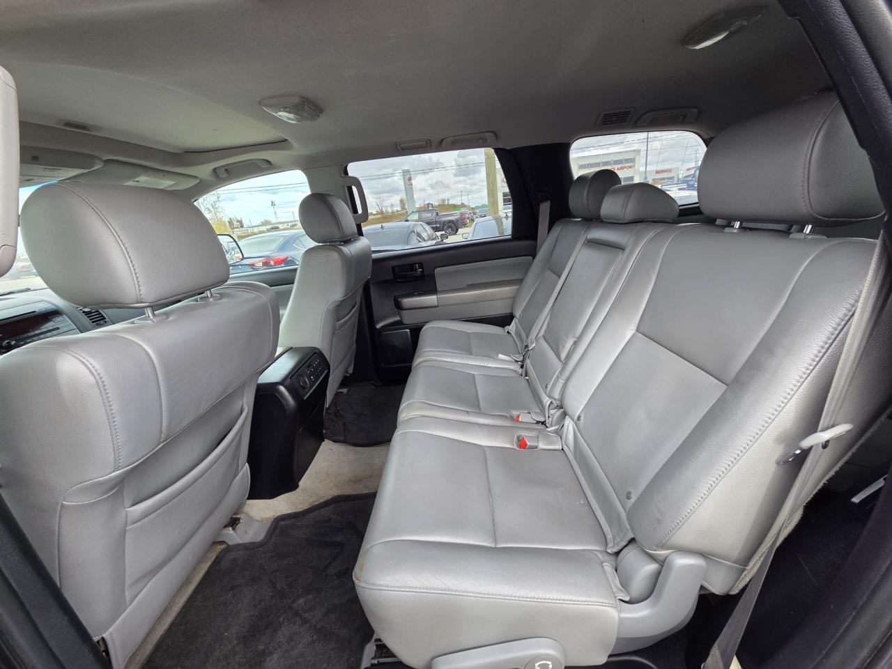 2011 Toyota Sequoia SR5, NO ACCIDENTS, 4X4, CERTIFIED - Photo #10