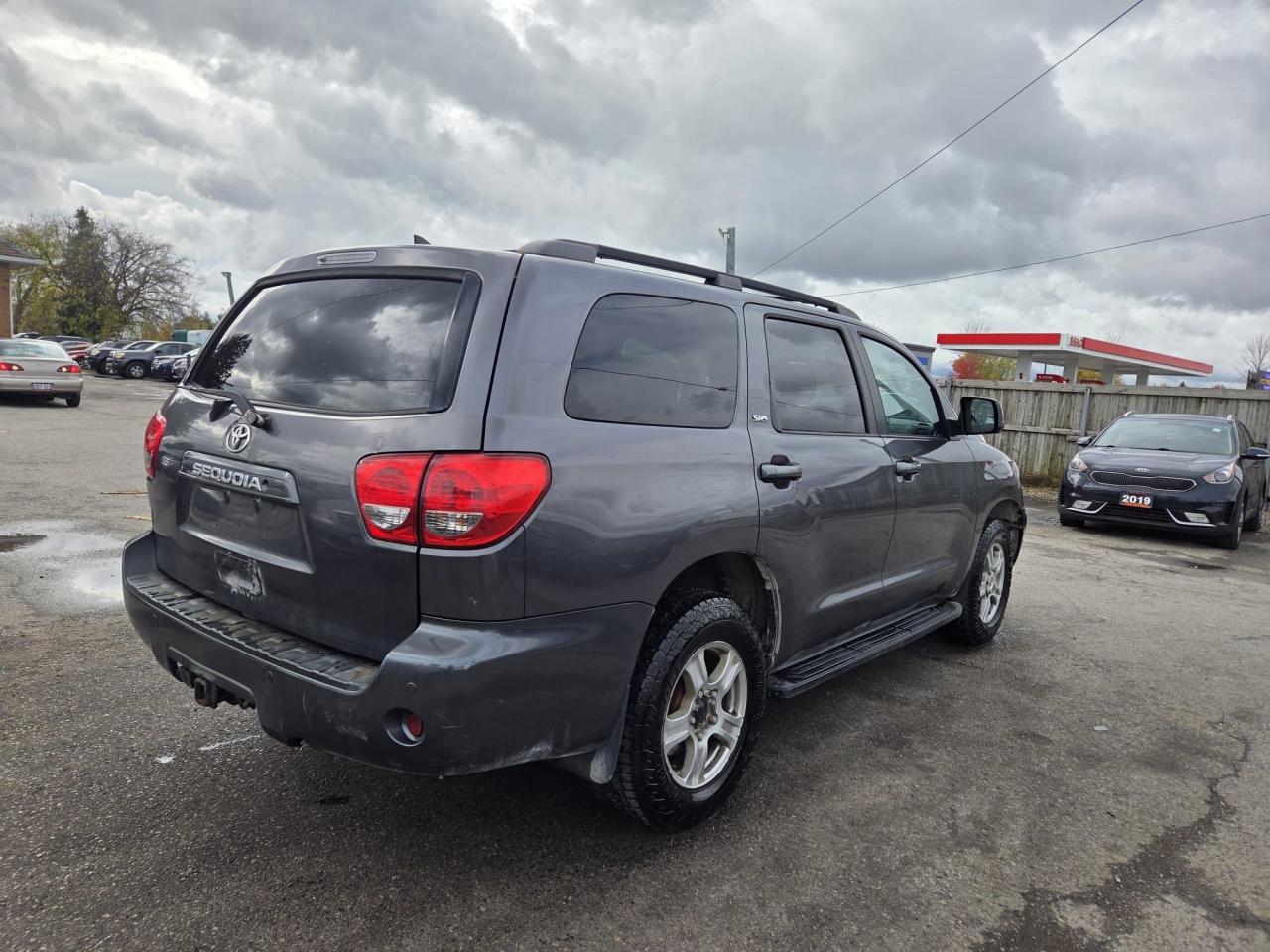 2011 Toyota Sequoia SR5, NO ACCIDENTS, 4X4, CERTIFIED Photo4