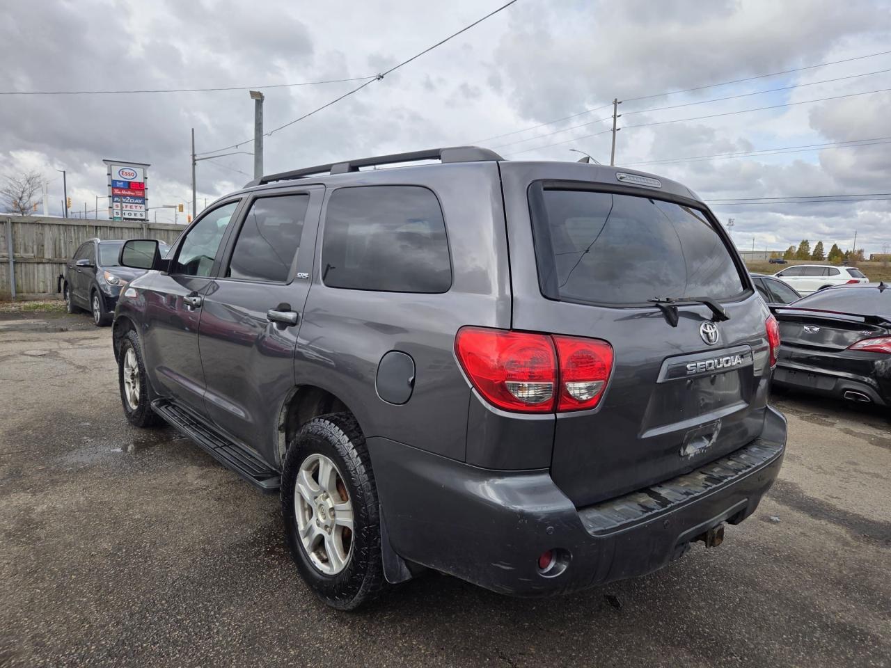 2011 Toyota Sequoia SR5, NO ACCIDENTS, 4X4, CERTIFIED Photo2