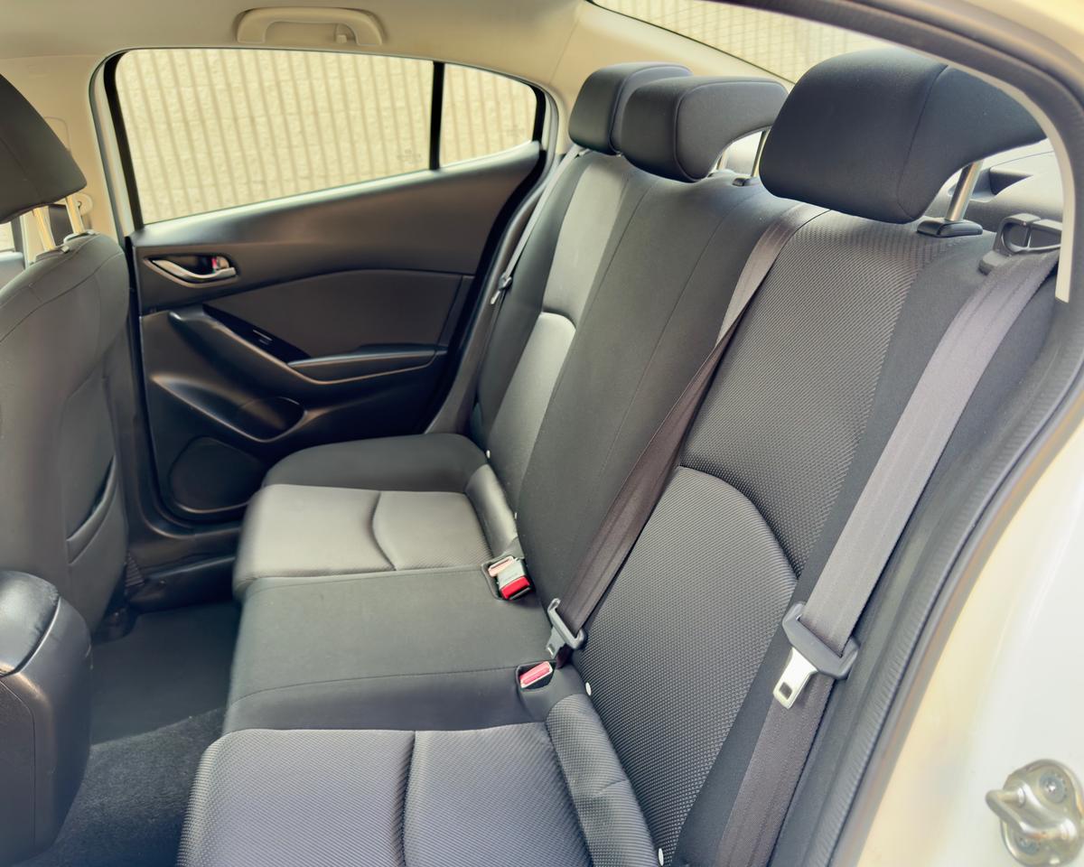 2018 Mazda MAZDA3 GX FINANCING AVAILABLE Photo14