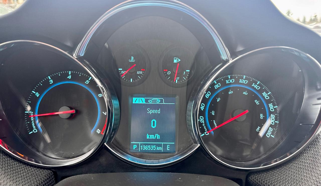 2015 Chevrolet Cruze 2LT FINANCING AVAILABLE Photo11