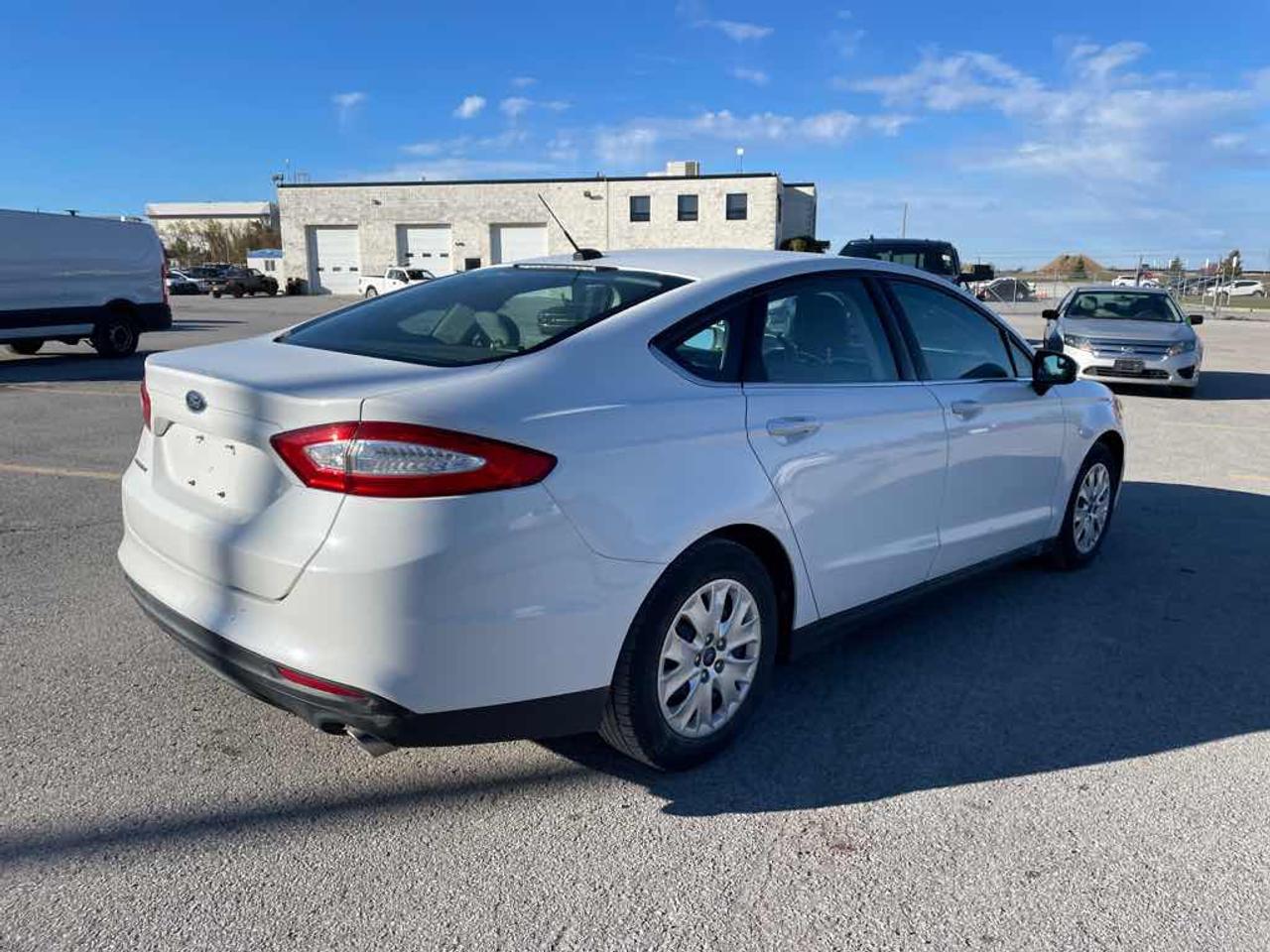 2013 Ford Fusion S Photo3