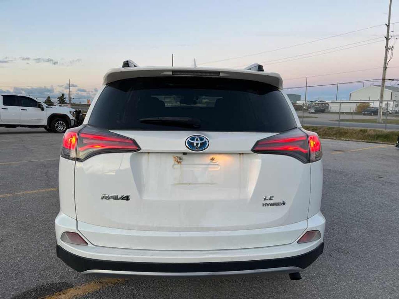 2017 Toyota RAV4 HV LE Photo4