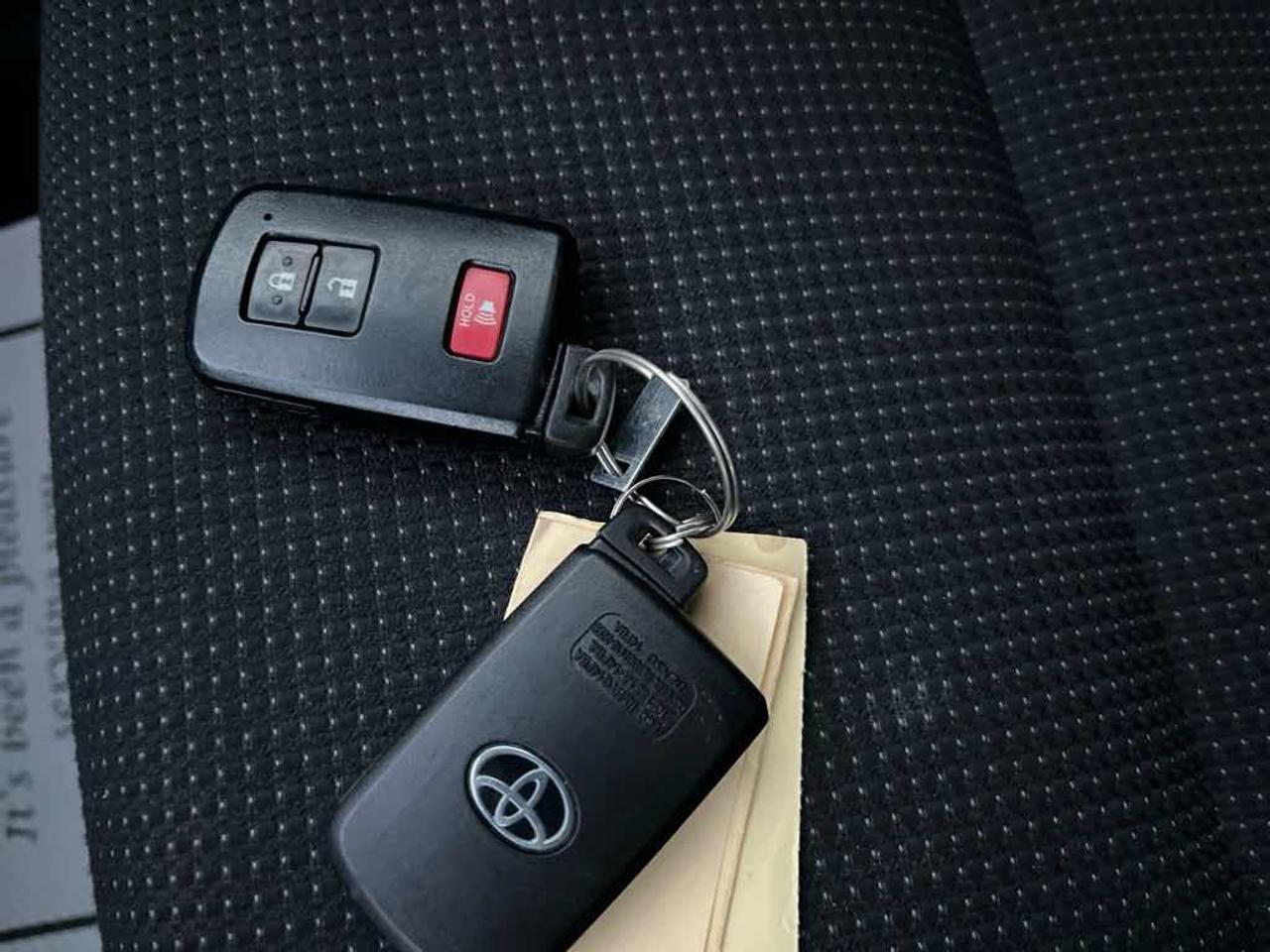 2017 Toyota RAV4 HV LE Photo