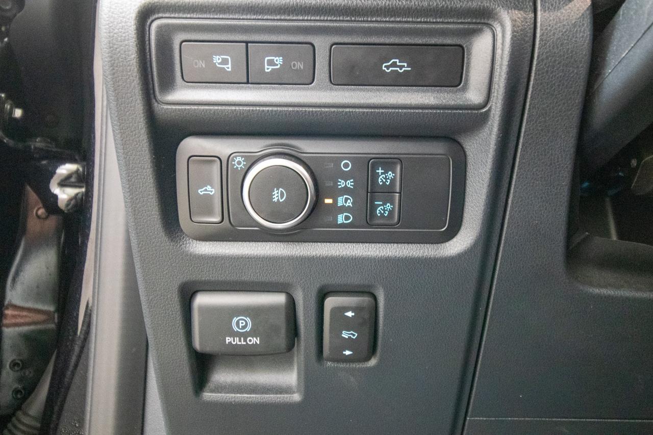 2022 Ford F-150 Lariat 4WD SuperCrew 5.5' Box Photo5