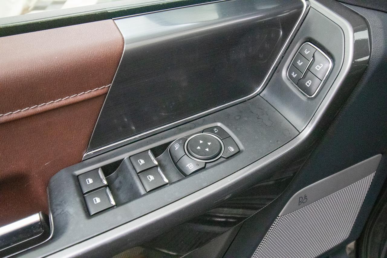 2022 Ford F-150 Lariat 4WD SuperCrew 5.5' Box Photo5