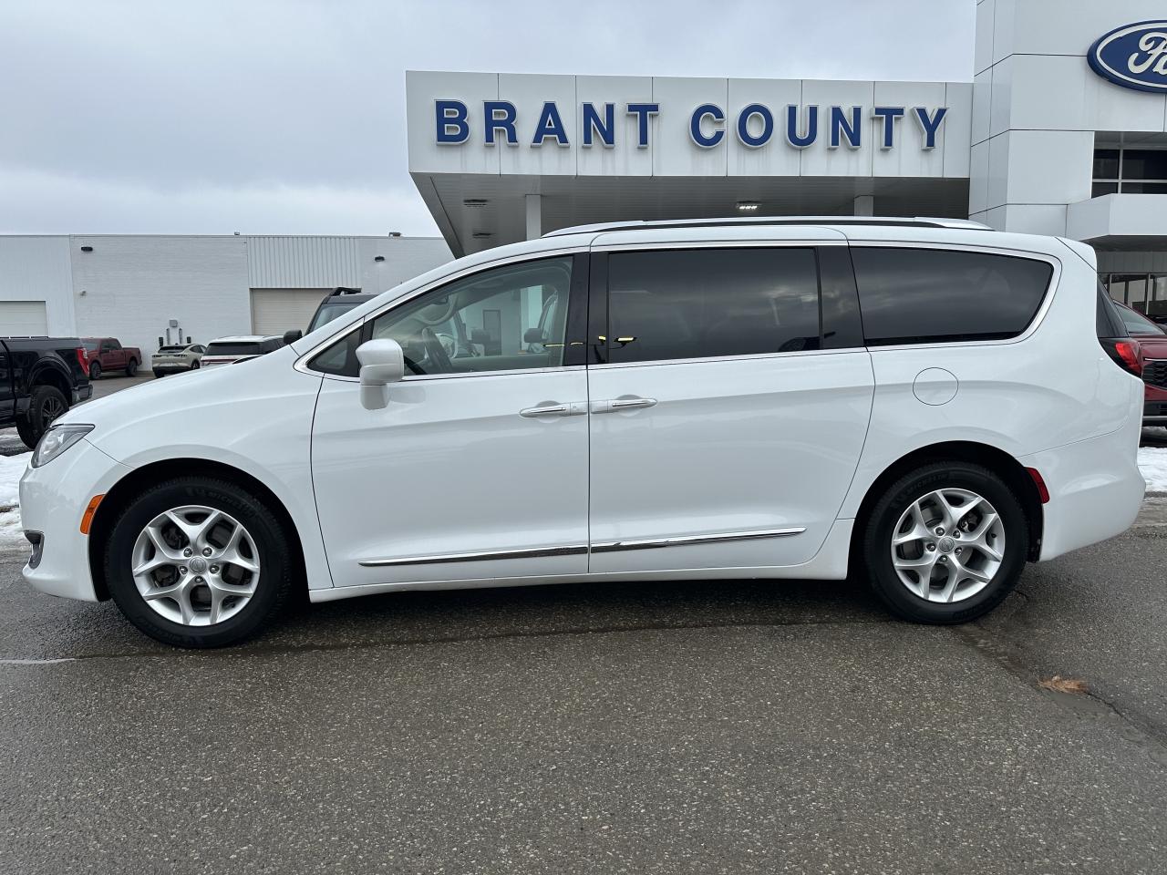 2017 Chrysler Pacifica TOURING L PLUS/SUNROOF/ONE OWNER! Photo2