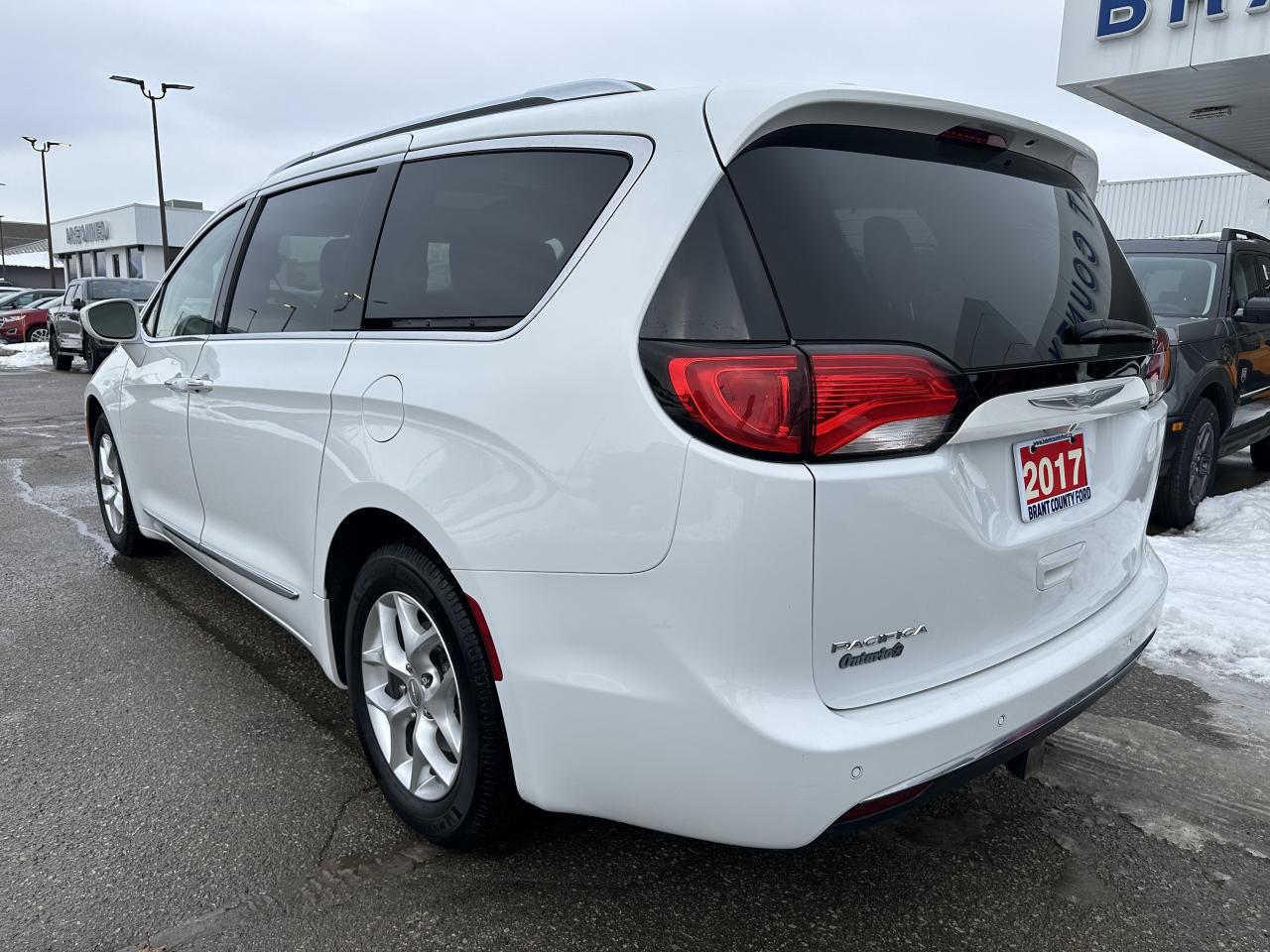2017 Chrysler Pacifica TOURING L PLUS/SUNROOF/ONE OWNER! Photo3