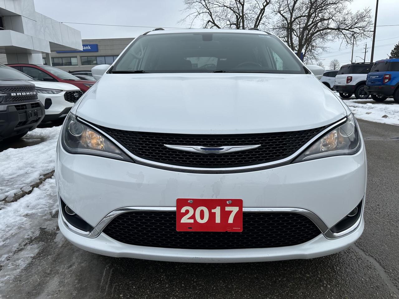 2017 Chrysler Pacifica TOURING L PLUS/SUNROOF/ONE OWNER! Photo