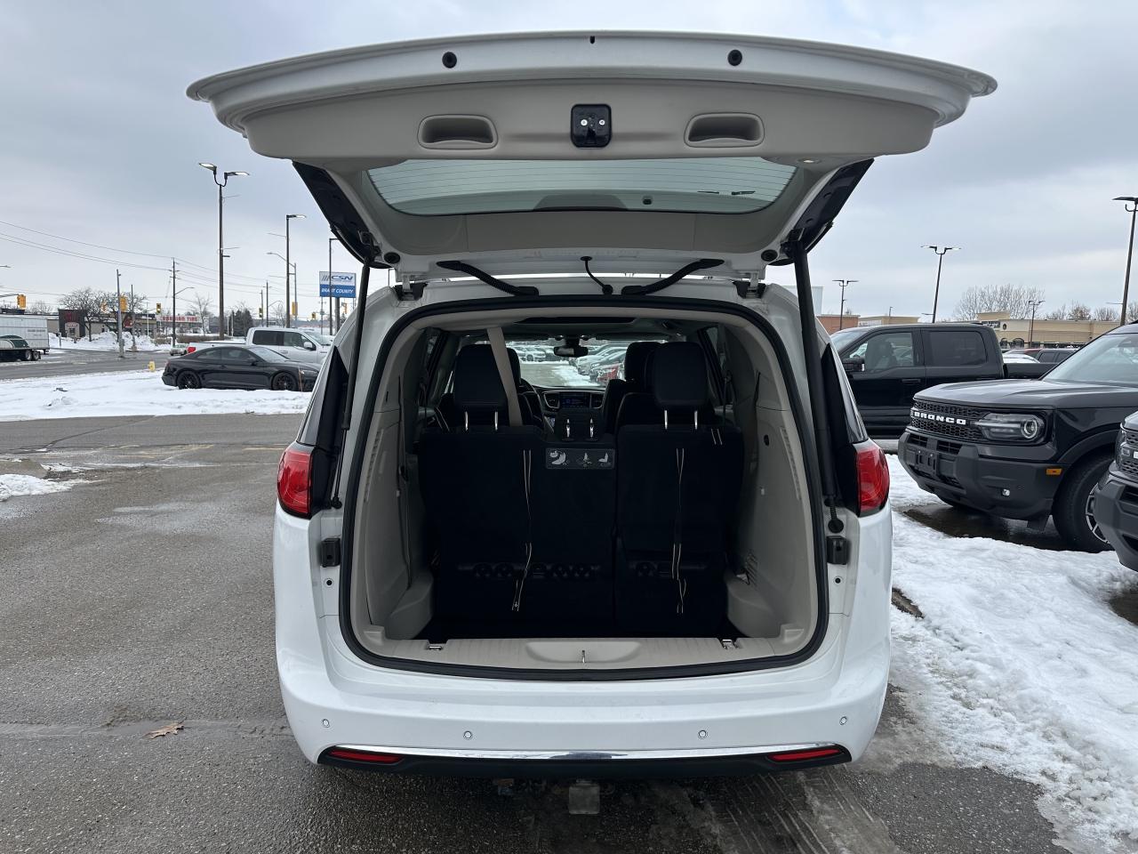 2017 Chrysler Pacifica TOURING L PLUS/SUNROOF/ONE OWNER! Photo