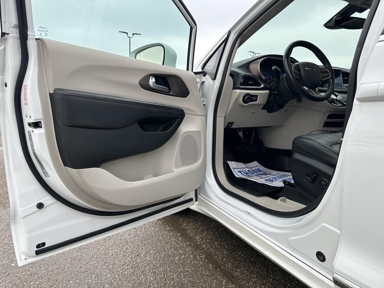 2017 Chrysler Pacifica TOURING L PLUS/SUNROOF/ONE OWNER! Photo