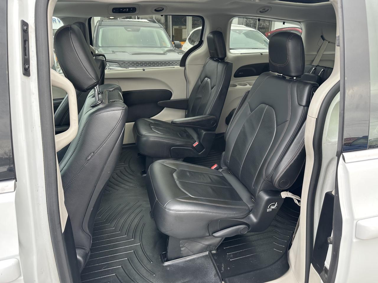 2017 Chrysler Pacifica TOURING L PLUS/SUNROOF/ONE OWNER! Photo