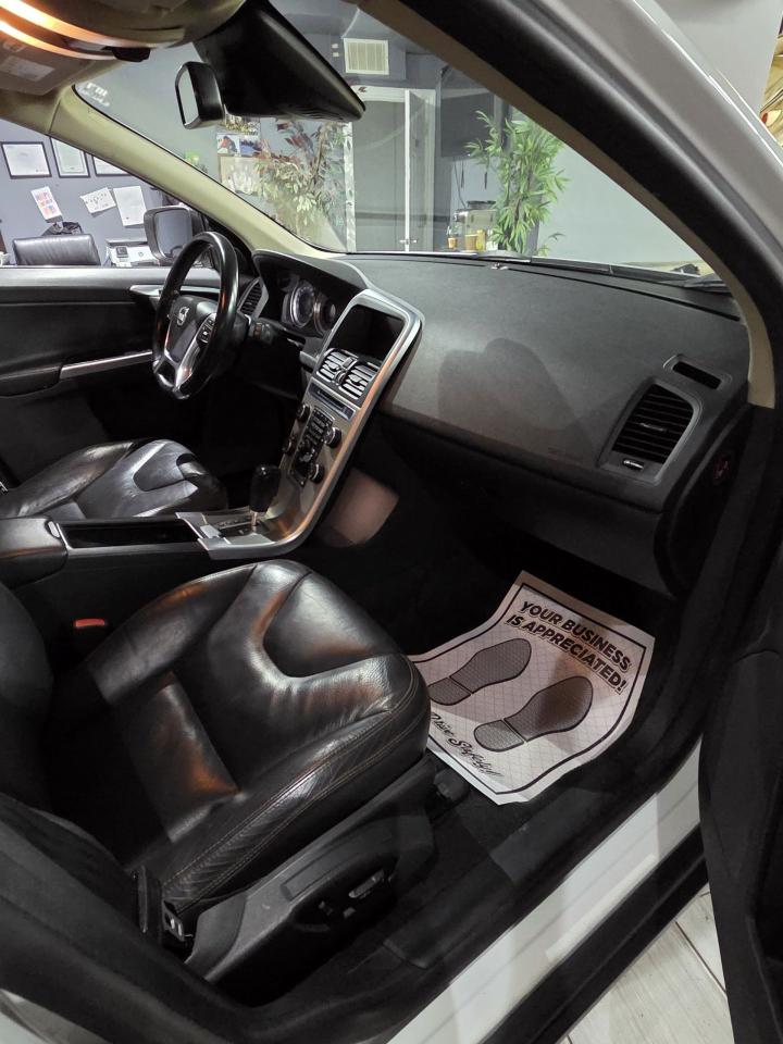 2012 Volvo XC60 AWD - Photo #5