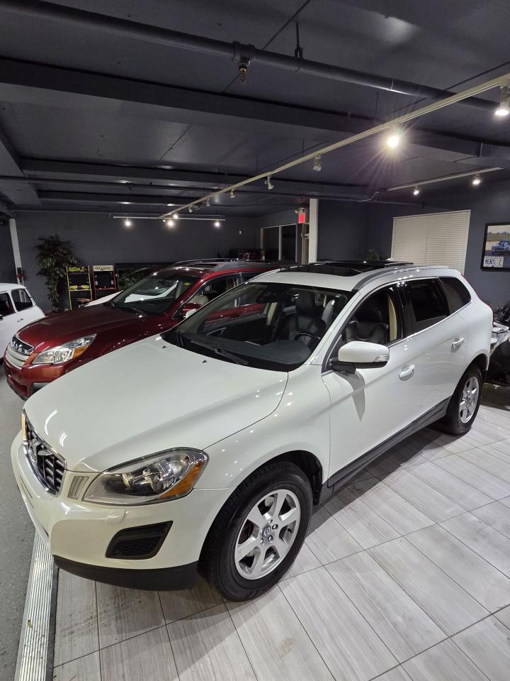 2012 Volvo XC60 AWD - Photo #2