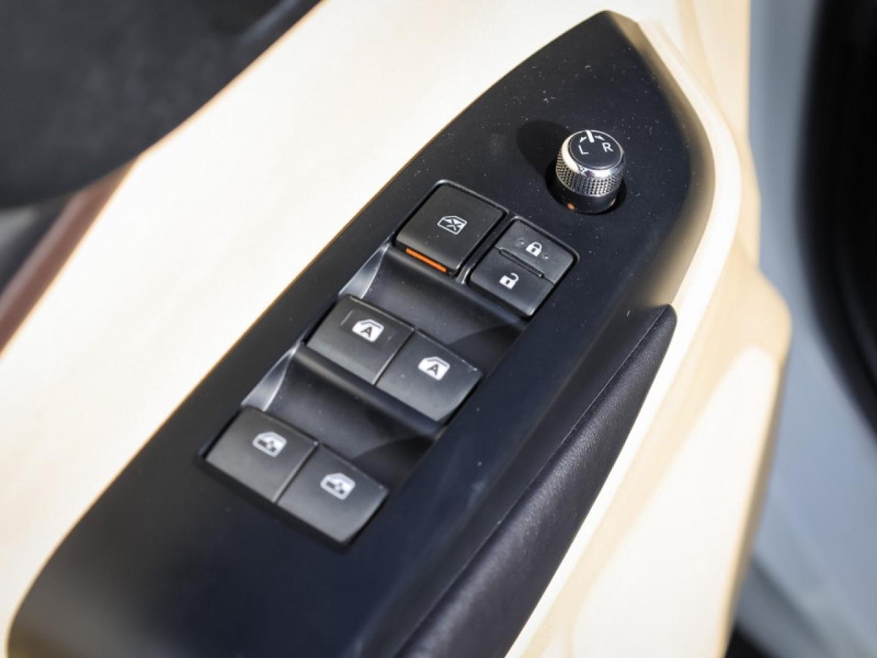 2017 Toyota Highlander XLE  - Navigation -  Sunroof - $315 B/W Photo