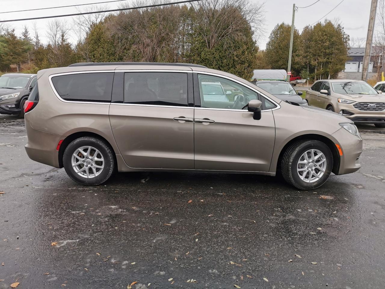 2017 Chrysler Pacifica LX Photo3
